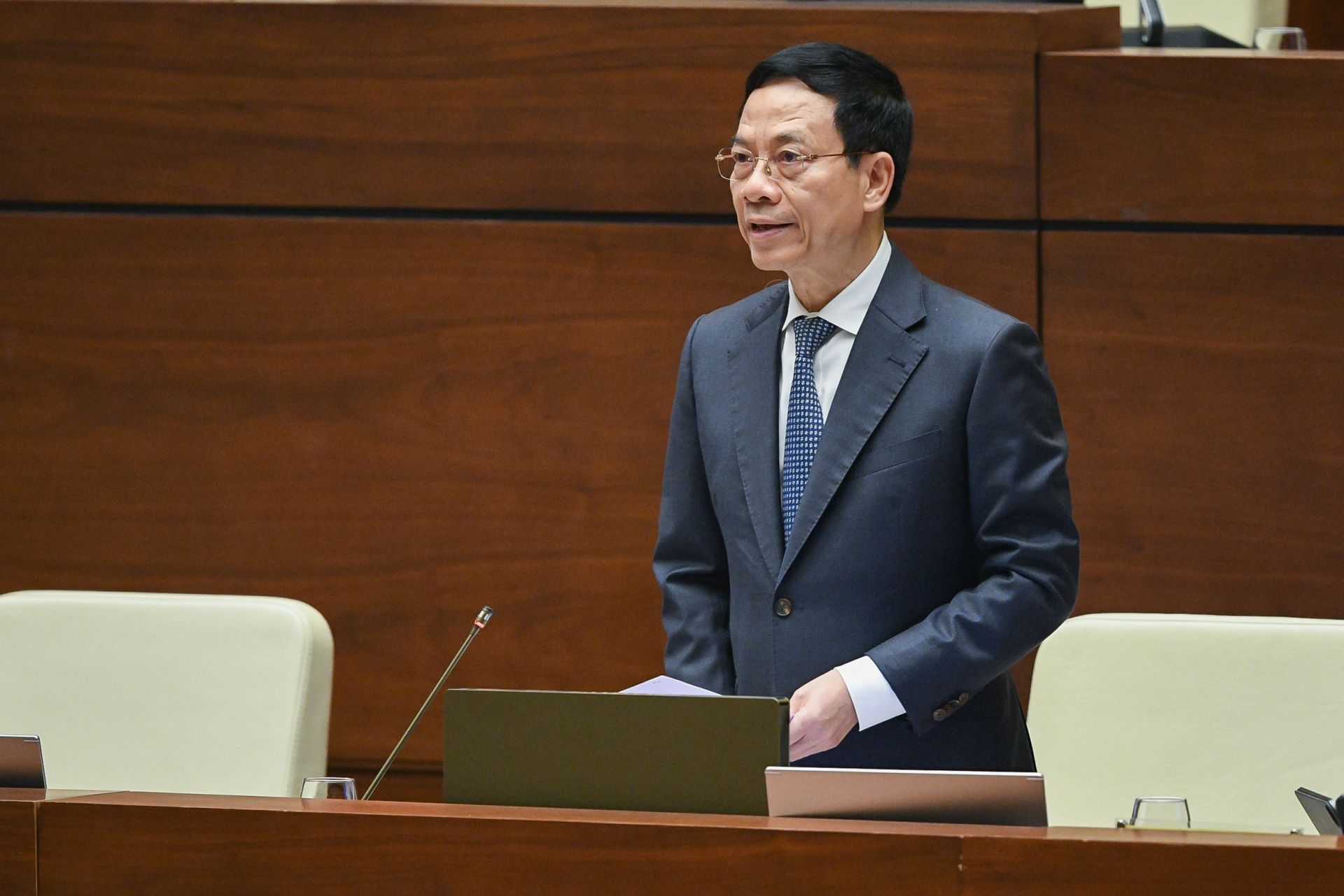 Bộ trưởng Bộ TT&TT Nguyễn Mạnh Hùng tại phiên chất vấn