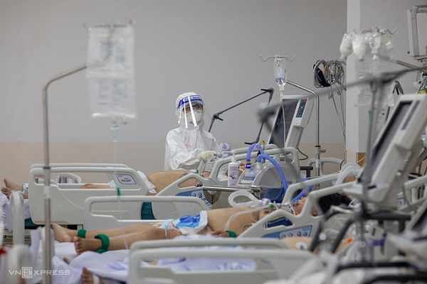 Bệnh nhân thở máy qua nội khí quản tại Bệnh viện Hồi sức Covid-19