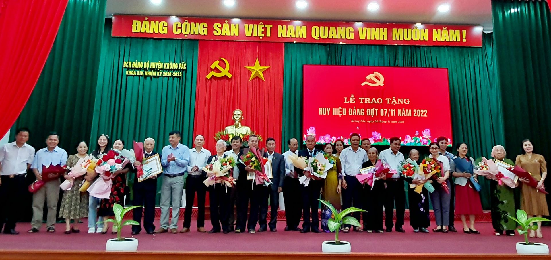 Lãnh đạo địa phương và người thân chúc mừng các đảng viên được trao Huy hiệu Đảng