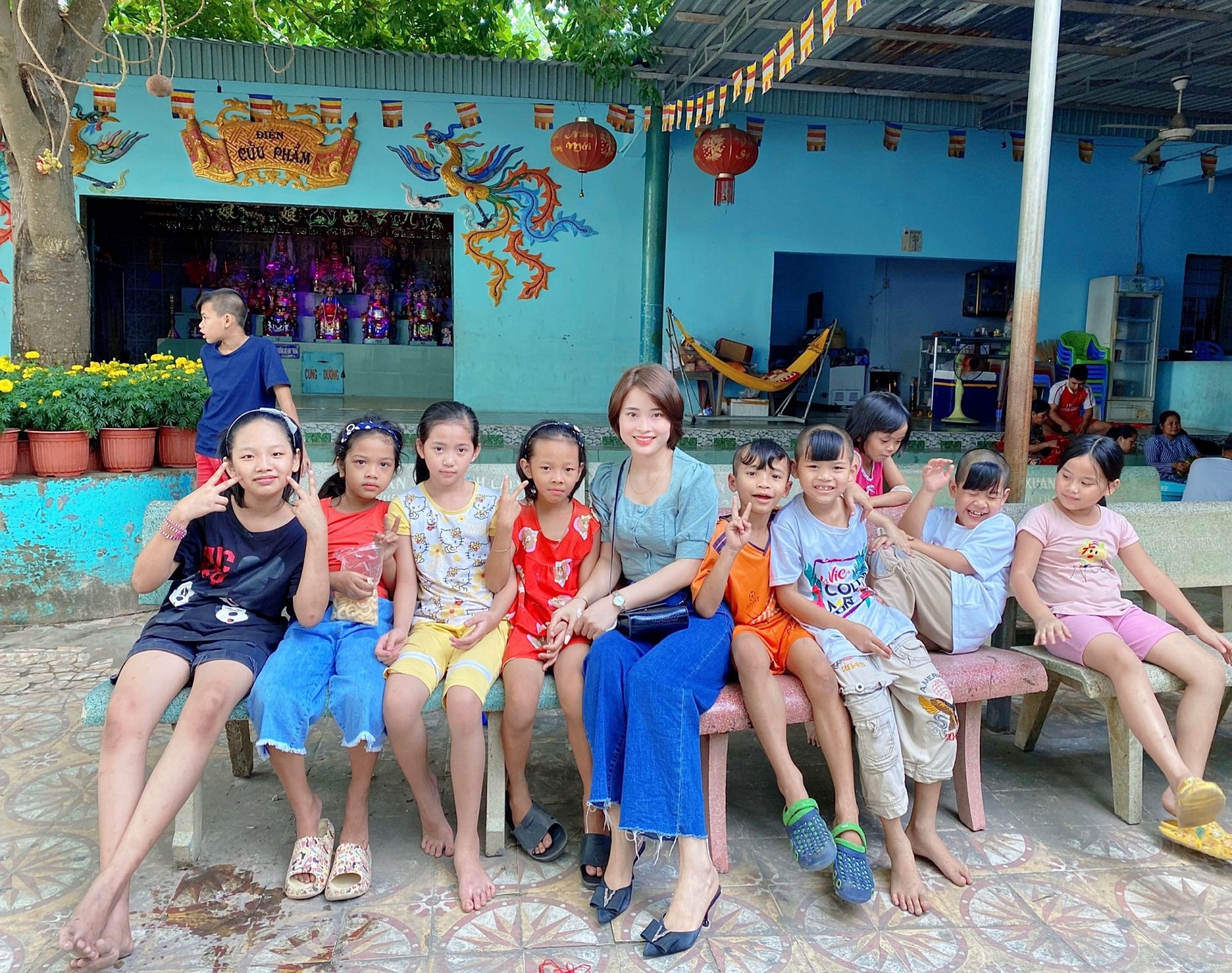 Đi thăm các bé mồ côi ở trại trẻ mồ côi tại Tân Thành