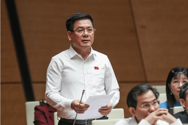 Bộ trưởng Nguyễn Hồng Diên trong phiên giải trình Quốc hội sáng ngày 5/11/2022