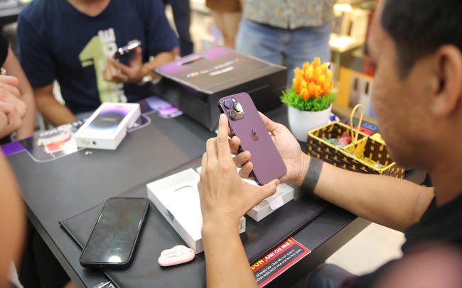 Tình trạng thiếu hụt nguồn hàng ảnh hưởng tới toàn thị trường Việt Nam khi các hệ thống bán lẻ mới đây cũng đã lên tiếng lượng hàng iPhone 14 Pro và Pro Max bị lùi lịch giao hàng từ 2 tới 3 tuần