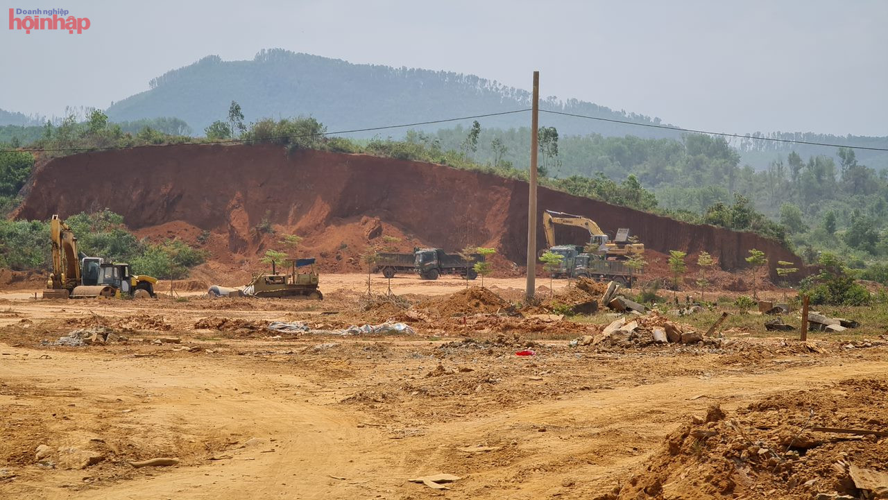 Để đảm bảo nguồn vật liệu đất đắp phục vụ thi công cao tốc Quảng Ngãi - Hoài Nhơn, tỉnh Quảng Ngãi quy hoạch 28 mỏ đất đắp và 10 mỏ cát, đá… với khối lượng lên đến hơn 60 triệu m3