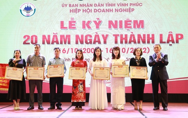 Phó Chủ tịch Hiệp hội doanh nghiệp nhỏ và vừa Việt Nam Phạm Huy Hùng trao bằng khen tặng các doanh nghiệp có thành tích xuất sắc (Ảnh: Thế Hùng)