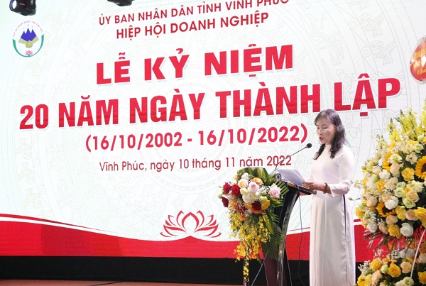 Bà Phạm Thị Hồng Thủy - Chủ tịch Hiệp hội doanh nghiệp tỉnh Vĩnh Phúc phát biểu tại Lễ kỷ niệm 20 năm ngày thành lập Hiệp hội (16/10/2002 – 16/10/2022)