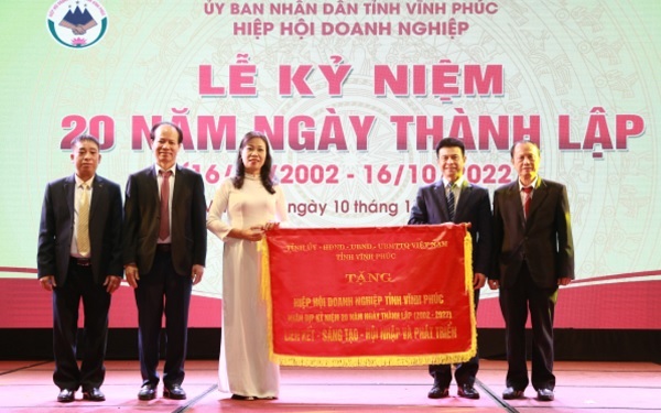 Phó Chủ tịch UBND tỉnh Vũ Chí Giang trao Bức trướng tặng Hiệp hội Doanh nghiệp tỉnh (Ảnh: Thế Hùng)