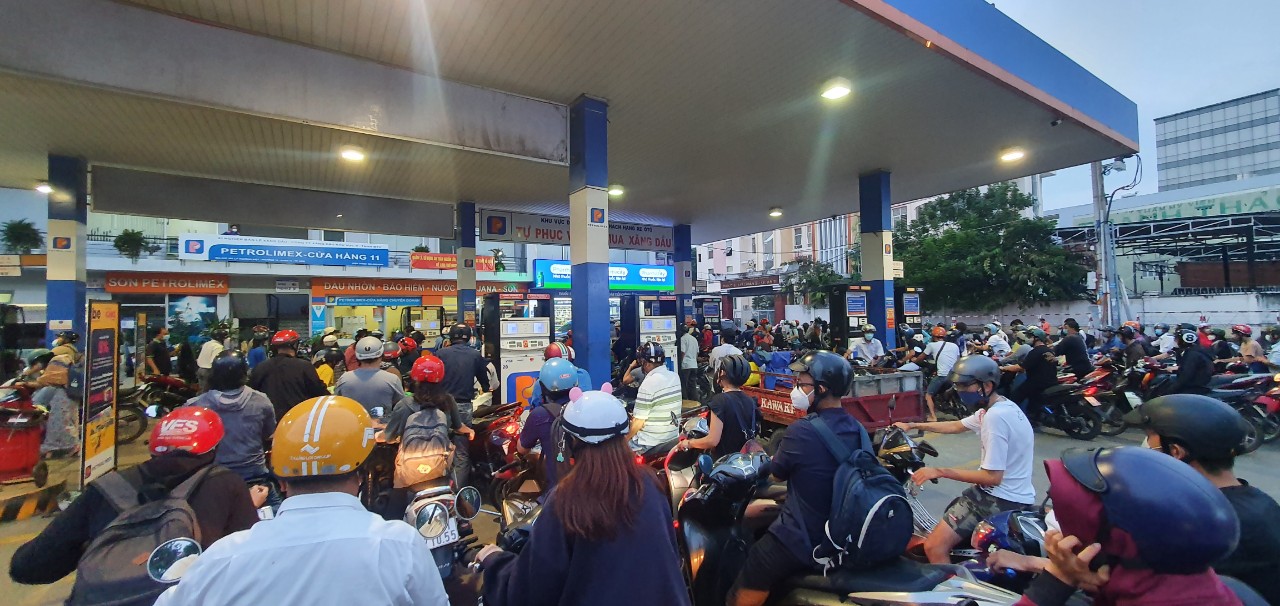 Hàng dài người mua xăng tại cửa hàng xăng