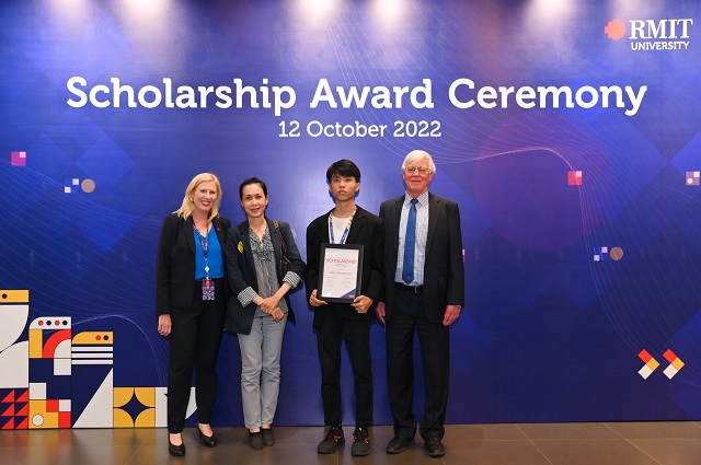 Trần Lâm Nam Bảo (thứ hai từ phải) là một trong hai sinh viên nhận Học bổng Sáng tạo của Đại học RMIT Việt Nam năm nay.