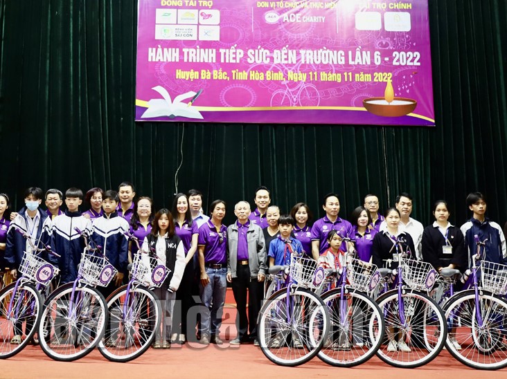 Học sinh nghèo hiếu học huyện Đà Bắc (Hòa Bình)nhận xe đạp từ hành trình 