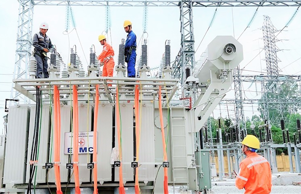 Máy biến áp T2 của trạm 110kV Thụy Vân đang được nhà thầu và Công ty Điện lực Phú Thọ gấp rút thi công