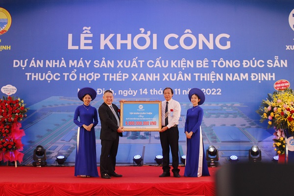 Cũng nhân dịp này, ông Nguyễn Văn Thiện - Chủ tịch Tập đoàn Xuân Thiện đã trang trọng trao 5 tỷ đồng ủng hộ Quỹ khuyến học huyện Nghĩa Hưng