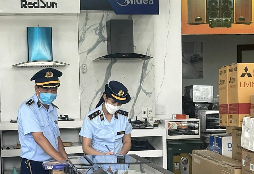 Lực lượng Quản lý thị trường tỉnh Hòa Bình kiểm tra cửa hàng kinh doanh đồ điện tử tại thị trấn Đà Bắc (Đà Bắc).
