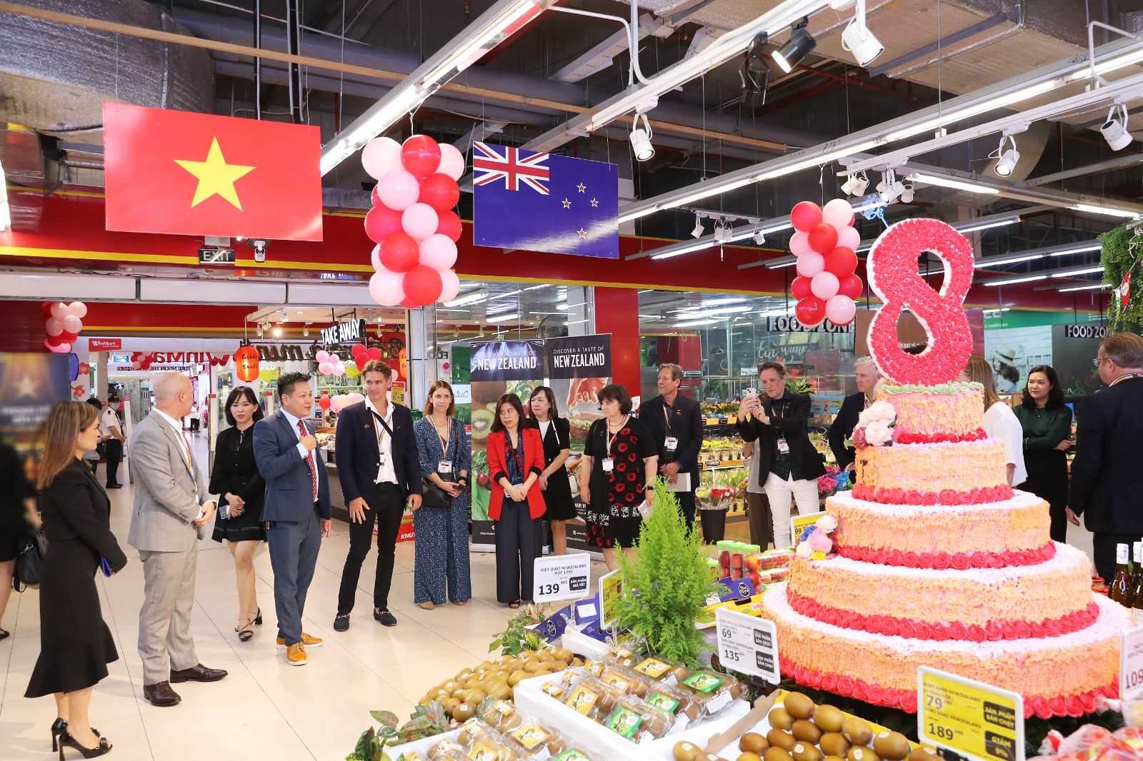 Đoàn đại biểu do ông Joseph Nelson - Tổng Lãnh sự quán New Zealand tại Việt Nam dẫn đầu, đã có chuyến thăm và làm việc tại siêu thị WinMart Times City.