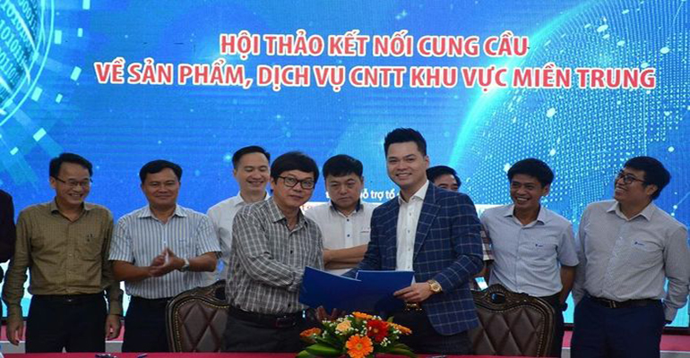Giám đốc Sở TT&TT Trần Thanh Trường ký kết biên bản ghi nhớ với lãnh đạo công ty IoT Link