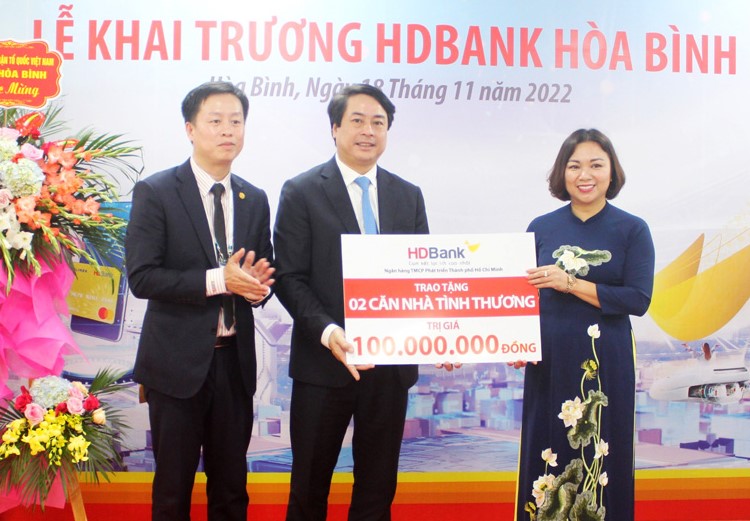 Nhân dịp khai trương, HDBank chi nhánh Hòa Bình trao 100 triệu đồng hỗ trợ xây dựng 2 nhà tình thương trên địa bàn tỉnh.