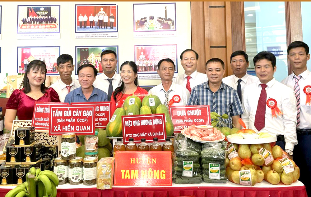 Huyện Tam Nông trưng bày các sản phẩm OCOP tại Hội nghị biểu dương nông dân sản xuất, kinh doanh giỏi giai đoạn 2017-2022