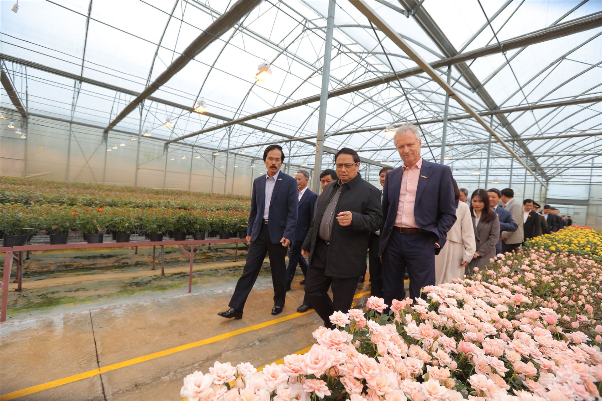 Thủ tướng Phạm Minh Chính kiểm tra thực tế tại một vườn hoa Đà Lạt. Ảnh Ga Mây