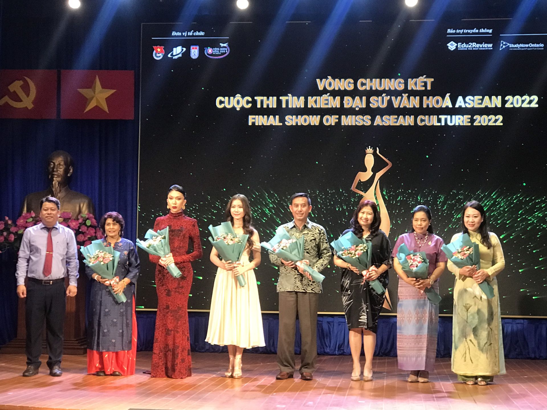 BTC tặng hoa cảm ơn Ban Giám khảo và Tổng lãnh sự các nước ASEAN tại TP.HCM.