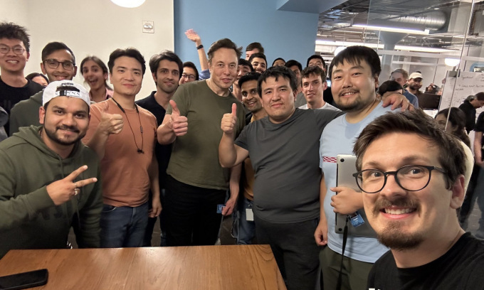 Ngày 19/11, Elon Musk, ông chủ mới của Twitter, đăng bức ảnh với các lập trình viên lúc 1h sáng, sau khi ra lệnh triệu tập đội ngũ kỹ sư để rà soát sản phẩm. Không ít người nhận ra, trong tấm hình, phần lớn đội lập trình viên là những gương mặt châu Á.