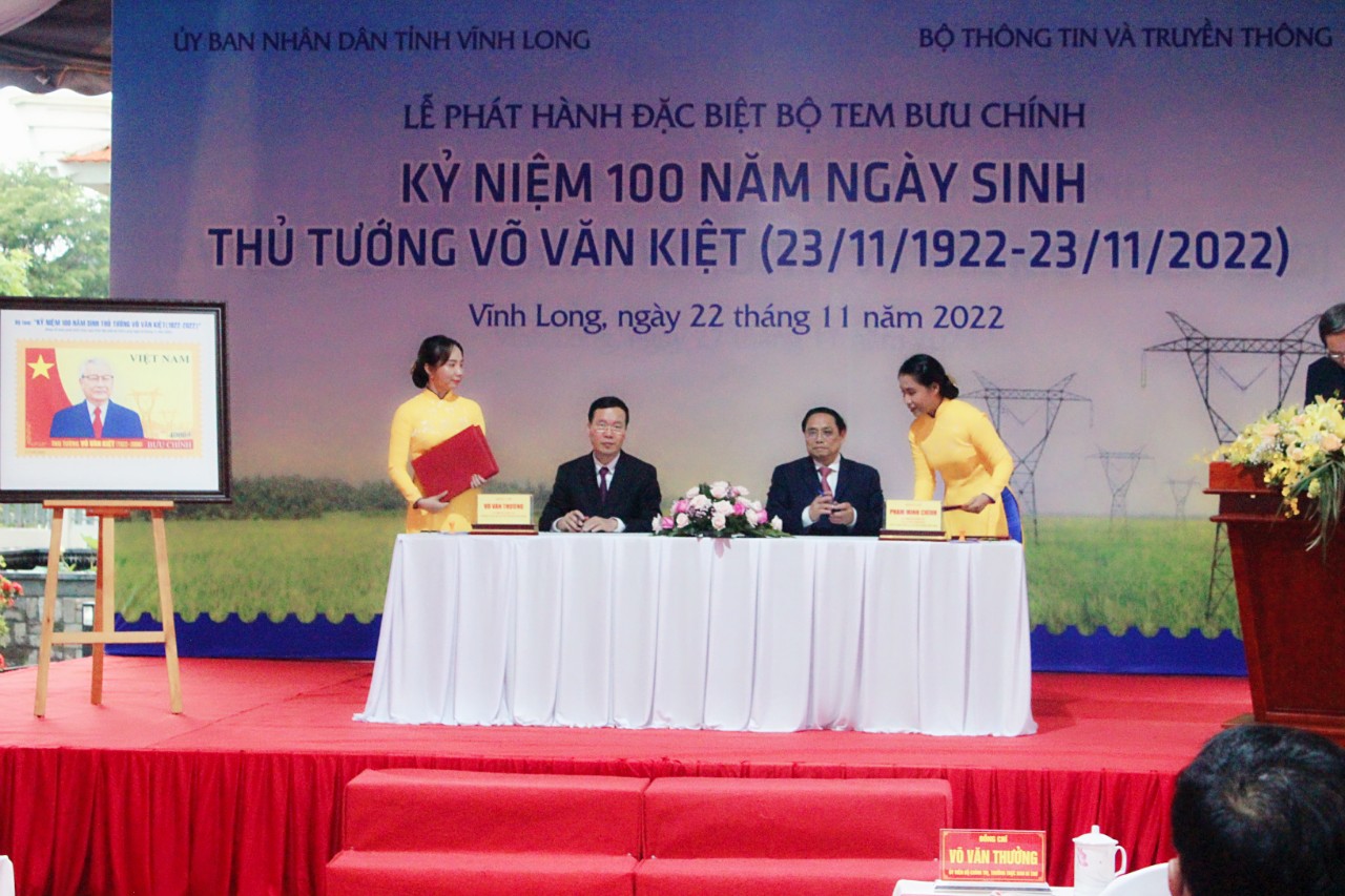 Thủ tướng Chính phủ Phạm Minh Chính và đồng chí Võ Văn Thưởng ký phát hành bộ tem 