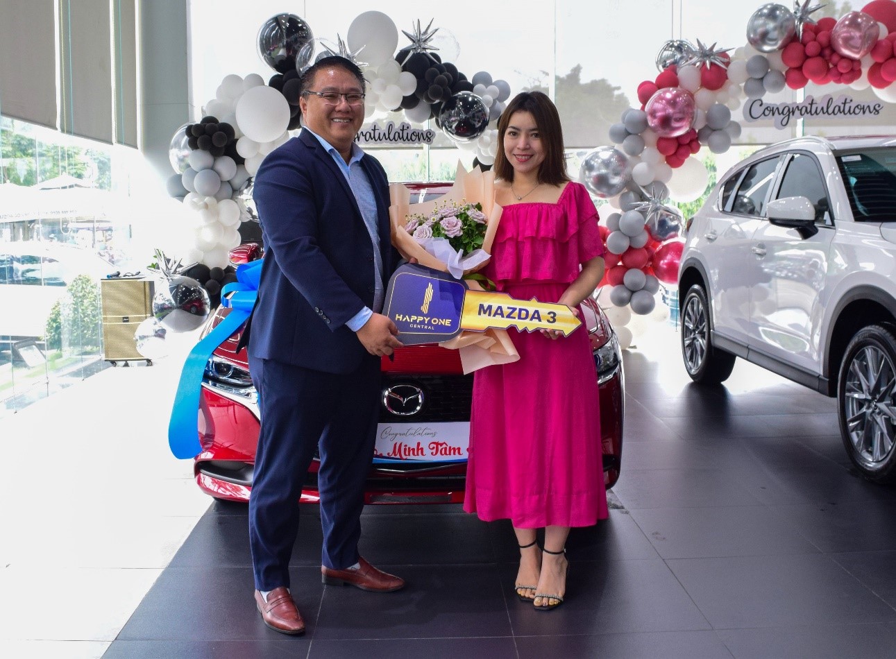 Chuyên viên kinh doanh Nguyễn Thị Minh Tâm nhận giải thưởng Mazda 3