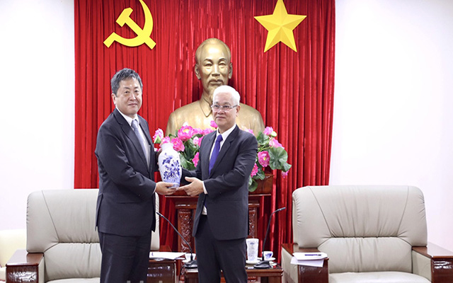 Bí thư Tỉnh ủy Nguyễn Văn Lợi tặng quà lưu niệm cho ông Shimizu Akira – Trưởng Đại diện JICA tại Việt Nam​