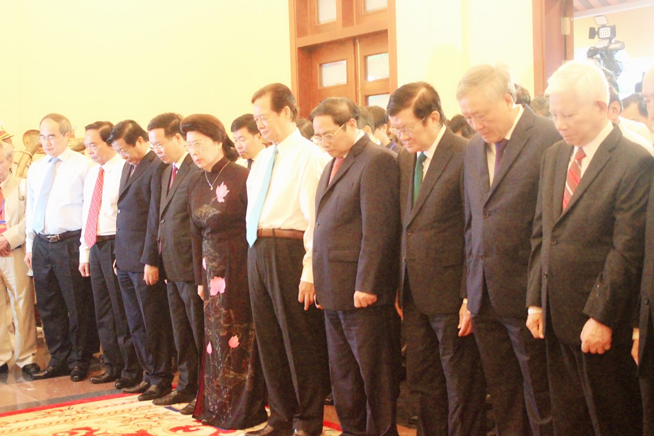 Thủ tướng Chính phủ Phạm Minh Chính cùng các đồng chí lãnh đạo, nguyên lãnh đạo Đảng, Nhà nước, Chính phủ cũng đã thực hiện nghi thức dâng hương, hoa tưởng niệm cố Thủ tướng