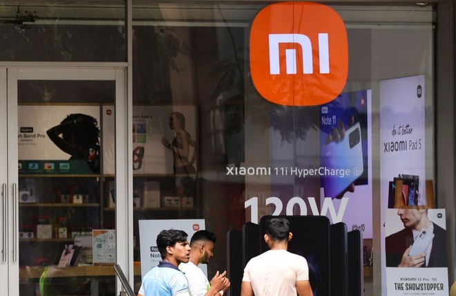 Mọi người đi ngang qua cửa hàng Xiaomi, nhà sản xuất thiết bị điện tử tiêu dùng của Trung Quốc, ở Mumbai, Ấn Độ, ngày 11 tháng 5 năm 2022. REUTERS