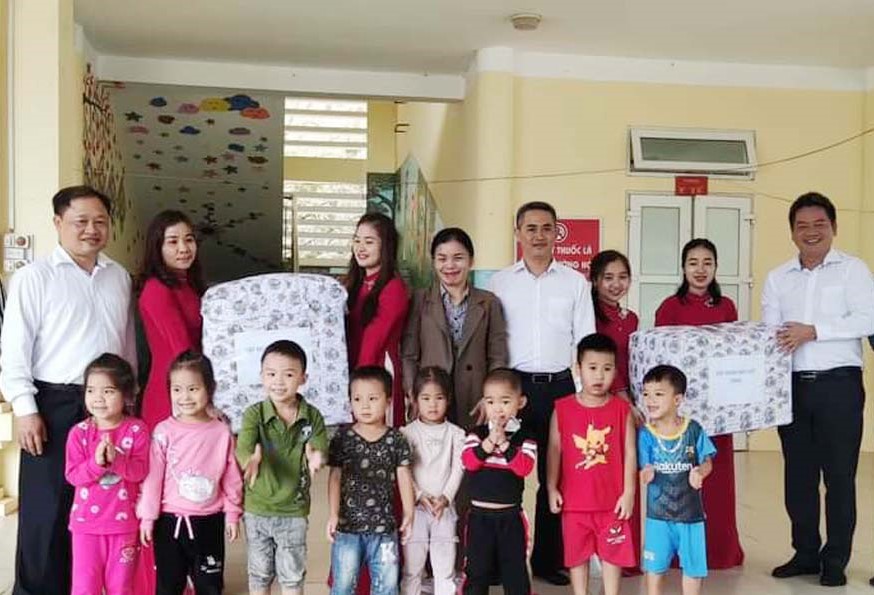 Công đoàn Tập đoàn Bảo Việt trao tặng nhà lớp học mầm non Đồng Nghê cho xã Nánh Nghê (Đà Bắc).