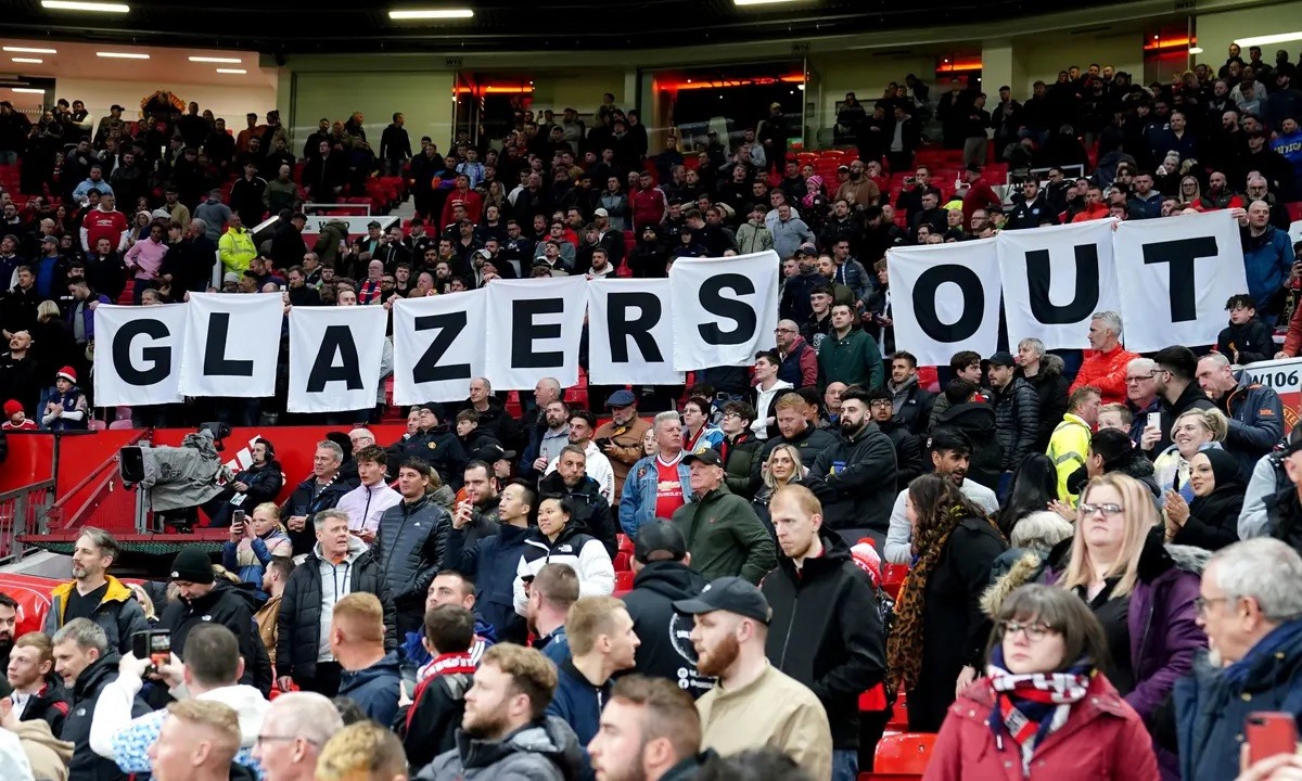 Người hâm mộ Manchester United trưng biểu ngữ Glazers Out