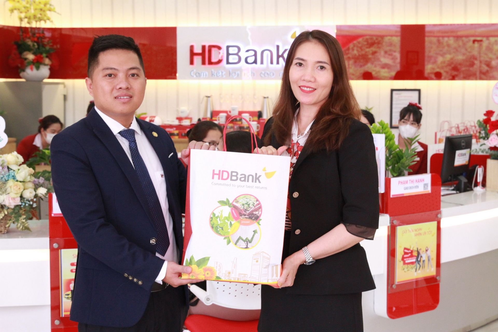 Trong không khí tưng bừng của lễ khai trương, HDBank Tuy Đức - Đắk Nông cũng dành nhiều phần quà hấp dẫn cho khách hàng đến giao dịch cùng với nhiều chương trình khuyến mãi.