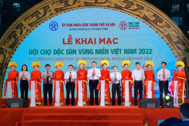 Nghi lễ cắt băng khai mạc Hội chợ Đặc sản Vùng miền Việt Nam 2022