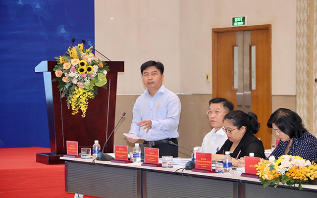 Ông Võ Hoàng Ngân - Giám đốc Sở Xây dựng góp ý khung định hướng phát triển của tỉnh tại hội thảo