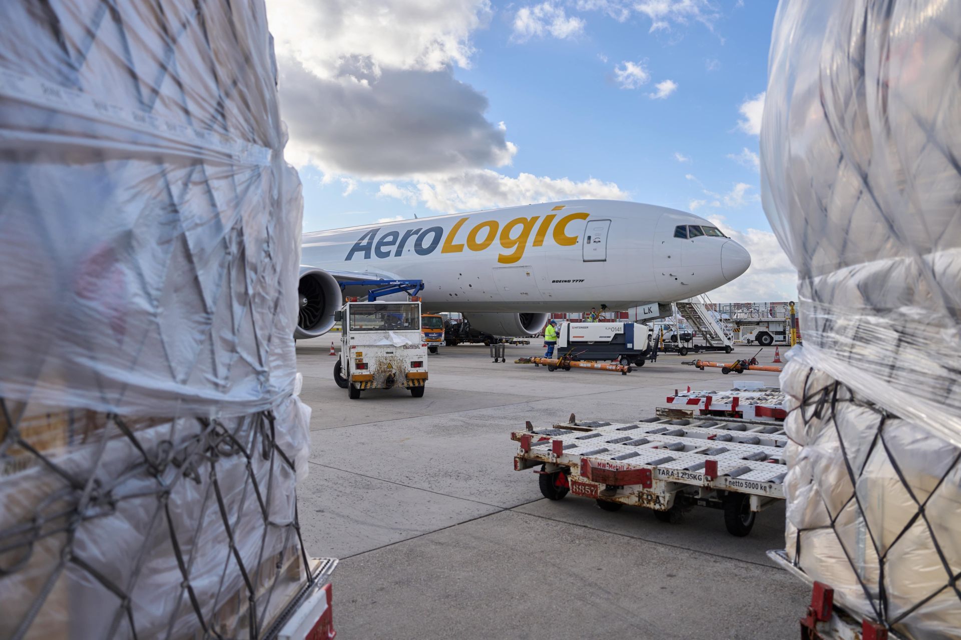 Lufthansa Cargo có tổng số bốn chuyến bay chở hàng hóa hàng tuần đến và đi từ Việt Nam, với tổng khối lượng hàng hóa vận chuyển mỗi tuần lên đến 250 tấn