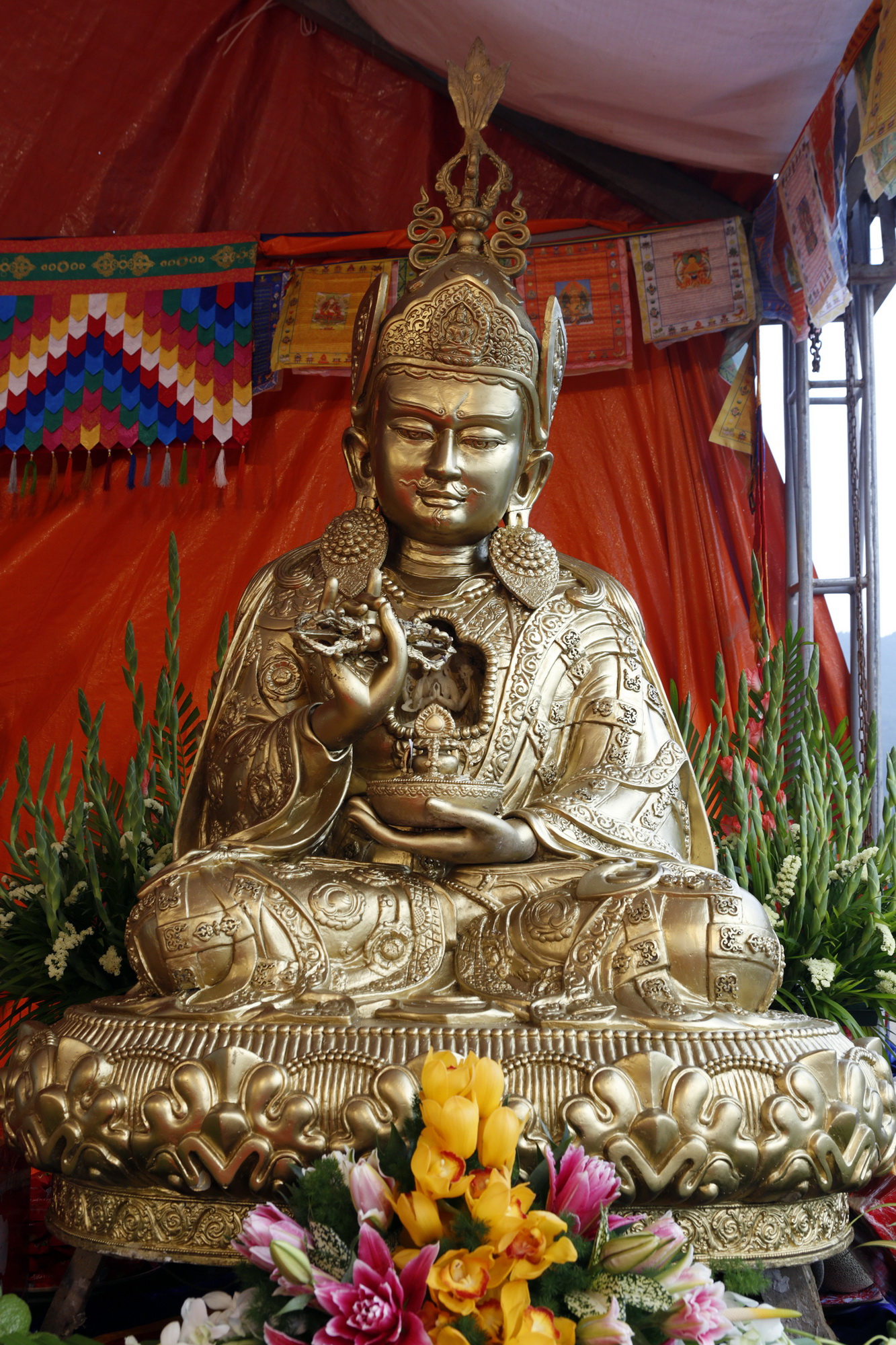 Tôn tượng Phật Liên Hoa Sinh – bản mẫu bằng thạch cao.
