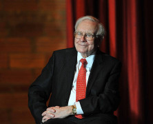 Warren Buffett bị Bernie Sanders chỉ trích vì đã làm làm giàu trong ngành đường sắt  khi công nhân còn phải đấu tranh để có điều kiện làm việc tốt hơn.