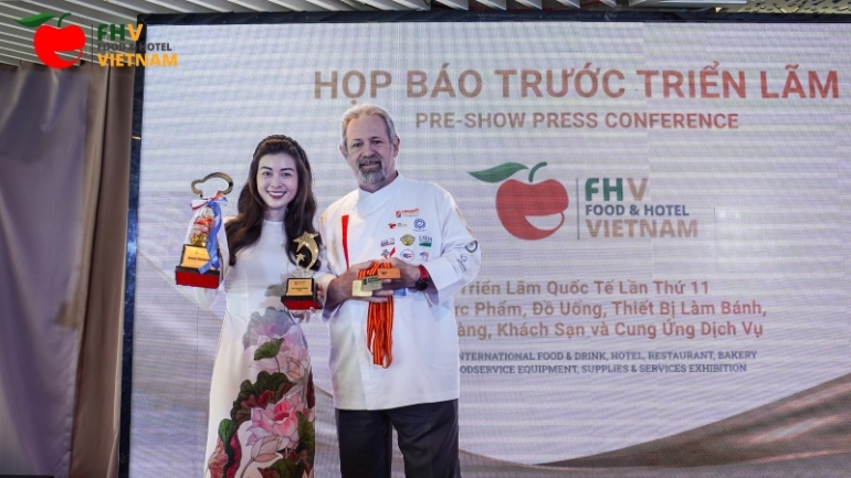 Ông Norbert Ehrbar, Trưởng ban tổ chức Cuộc thi đầu bếp Việt Nam tài năng (bìa phải)