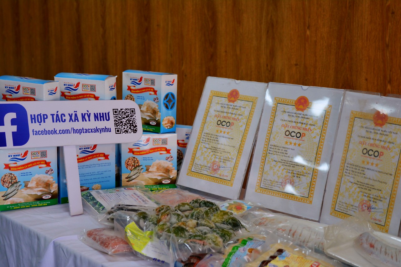 Gian hàng sản phẩm đạt chứng nhận OCOP được trưng  bày tại Hội nghị