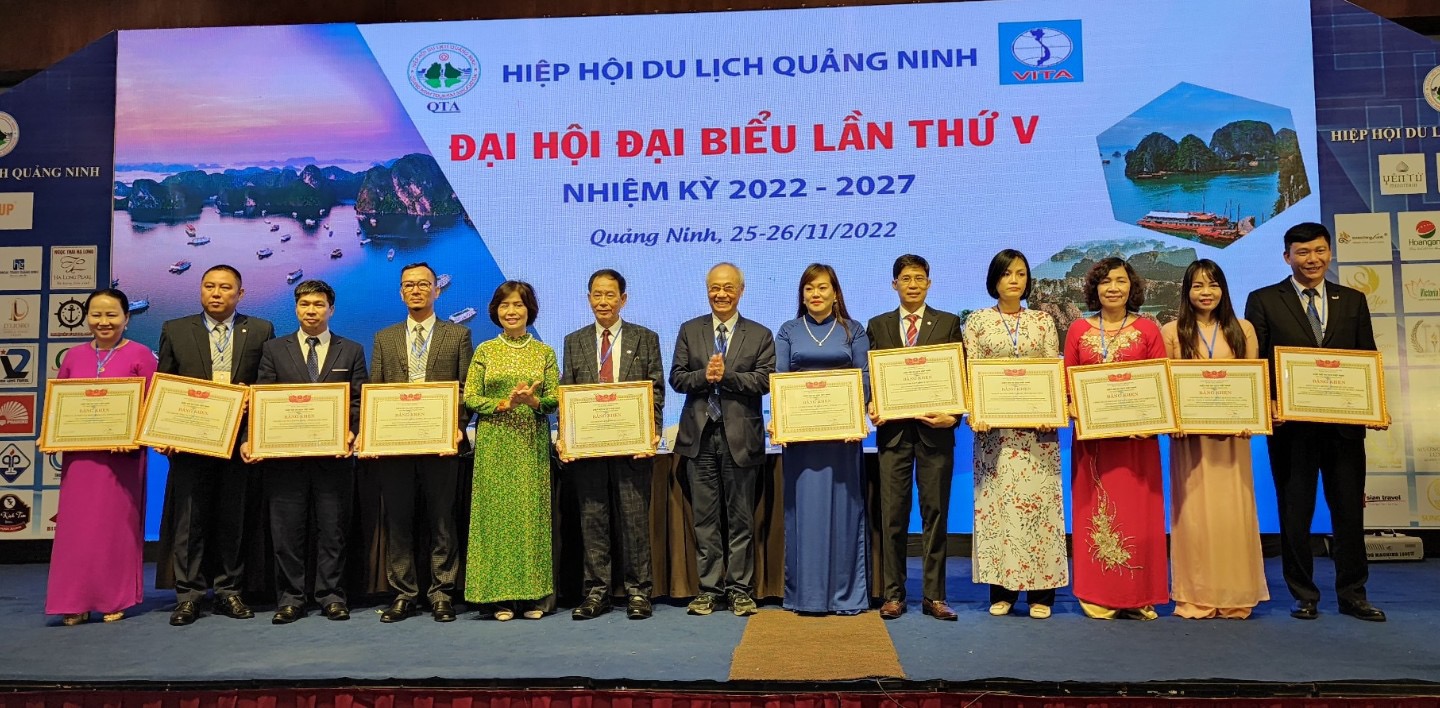 Chủ tivhj Hoeepj hội du lịch Việt Nam trao khen cho những tập thể xuất sắc trong hiệp hội tỉnh Quảng Ninh