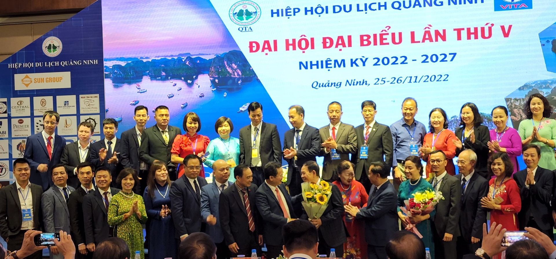 38 đồng chí trong Ban chấp hành mới của hiệp hội du lịch tỉnh Quảng Ninh  ra mắt và nhận hoa chíc mừng