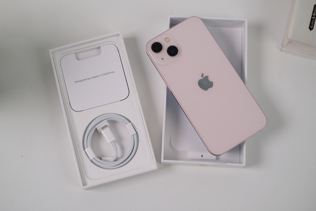 Kể từ dòng iPhone 12, Apple đã loại bỏ bộ sạc và tai nghe có dây trong hộp.