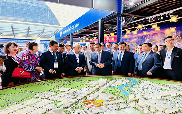 Bí thư Tỉnh ủy Nguyễn Văn Lợi và Chủ tịch UBND tỉnh Võ Văn Minh giới thiệu với Thủ tướng về không gian quy hoạch Thành phố mới Bình Dương