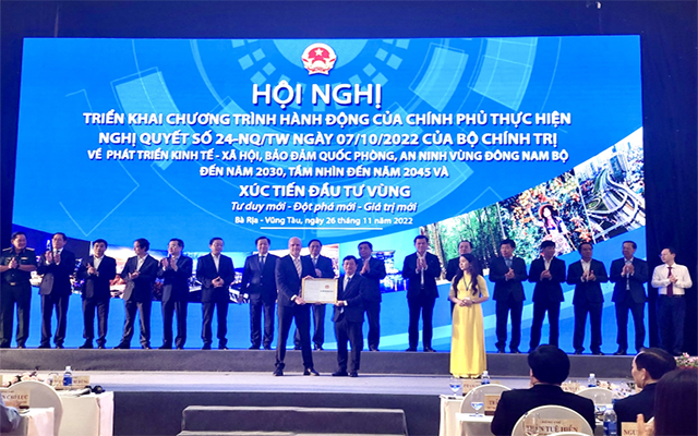 Chủ tịch UBND tỉnh Võ Văn Minh trao Giấy chứng nhận đầu tư cho doanh nghiệp tại hội nghị