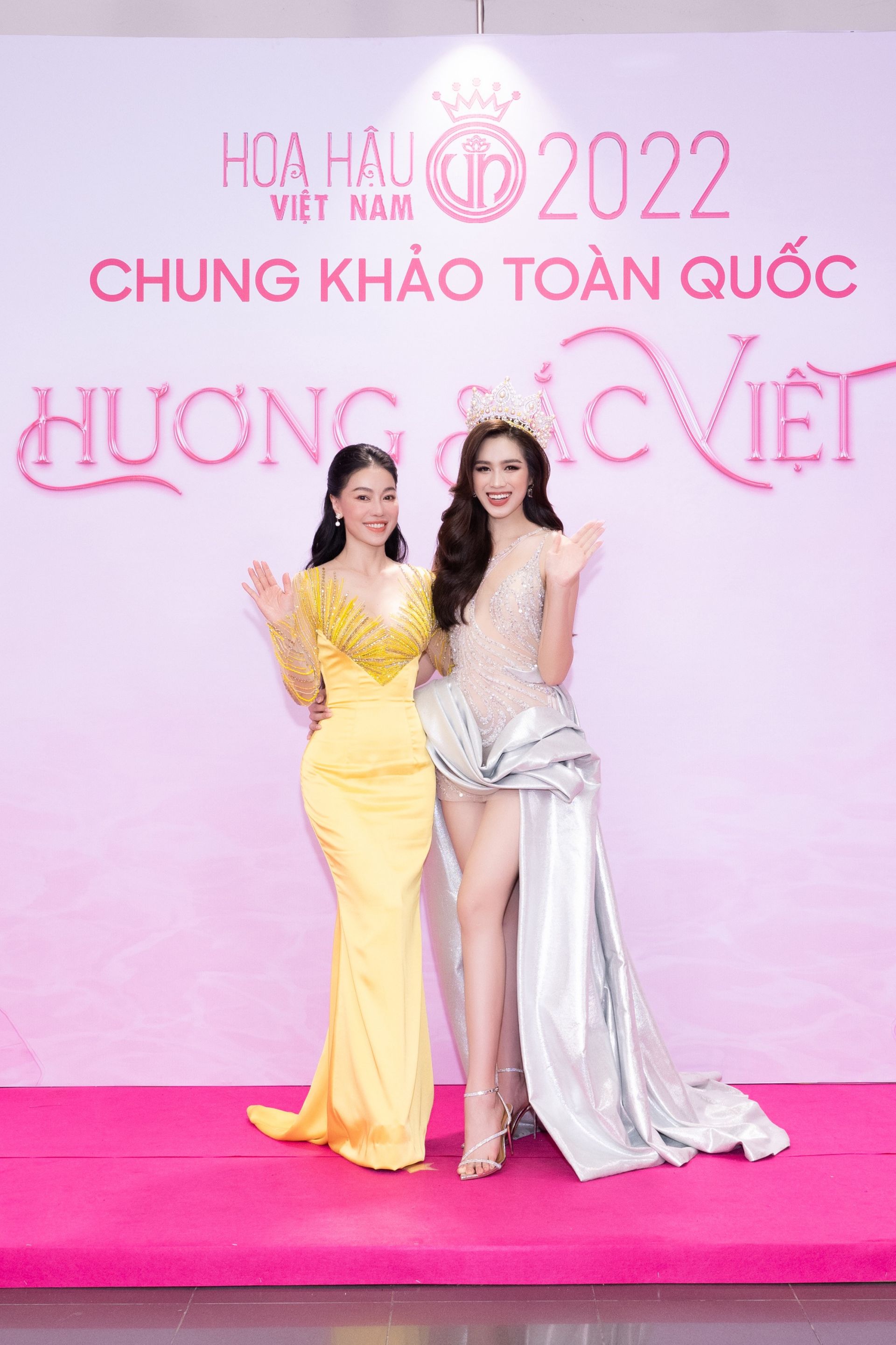 “Bà trùm Hoa hậu” Phạm Kim Dung - Phó trưởng BTC Hoa hậu Việt Nam nổi bật với bộ cánh mang tone vàng và Hoa hậu Đỗ Hà lựa chọn tone bạc quyền lực
