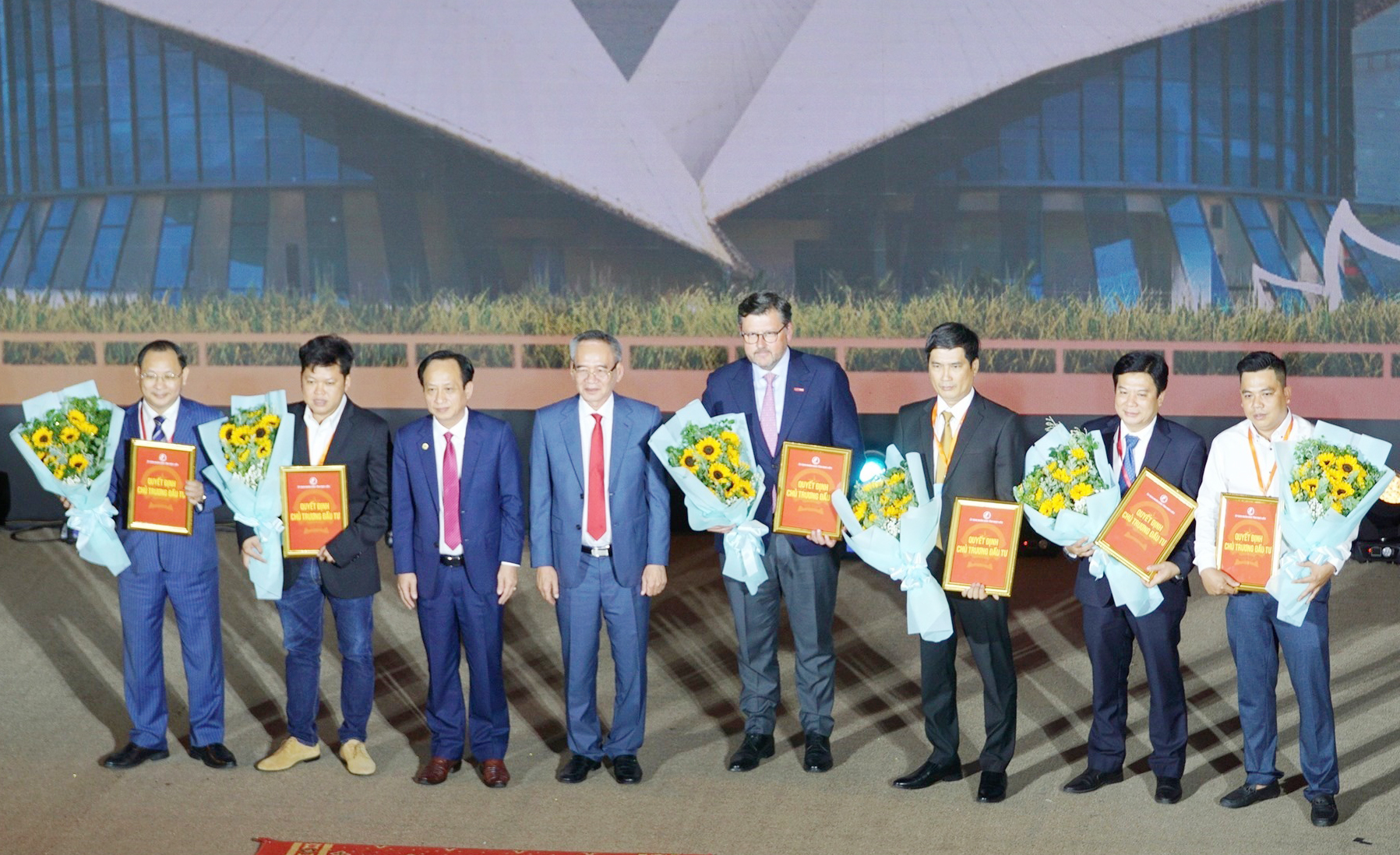 Lãnh đạo tỉnh Bạc Liêu trao Giấy chứng nhận đăng ký đầu tư cho các đơn vị.