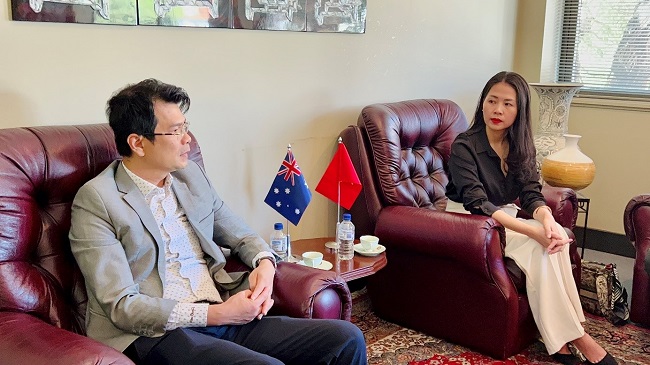 Ông Nguyễn Phú Hoà - Phó Tổng Lãnh sự quán tại Sydney-Trưởng cơ quan thương vụ tại Australia (bên trái) tiếp bà Phạm Thị Hoa Hồng – PCT Hiệp hội Nữ doanh nhân doanh nghiệp nhỏ và vừa Việt Nam (bên phải)