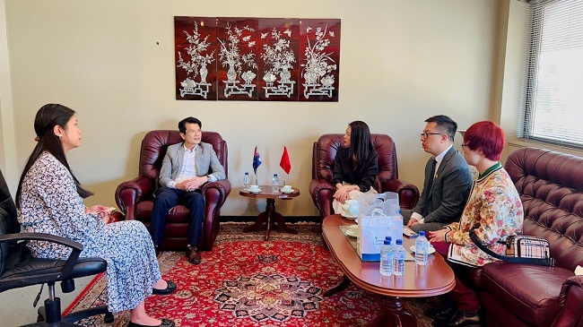 Các đại biểu tham dự  buổi làm việc với Tổng Lãnh sự quán Việt Nam tại Australia.