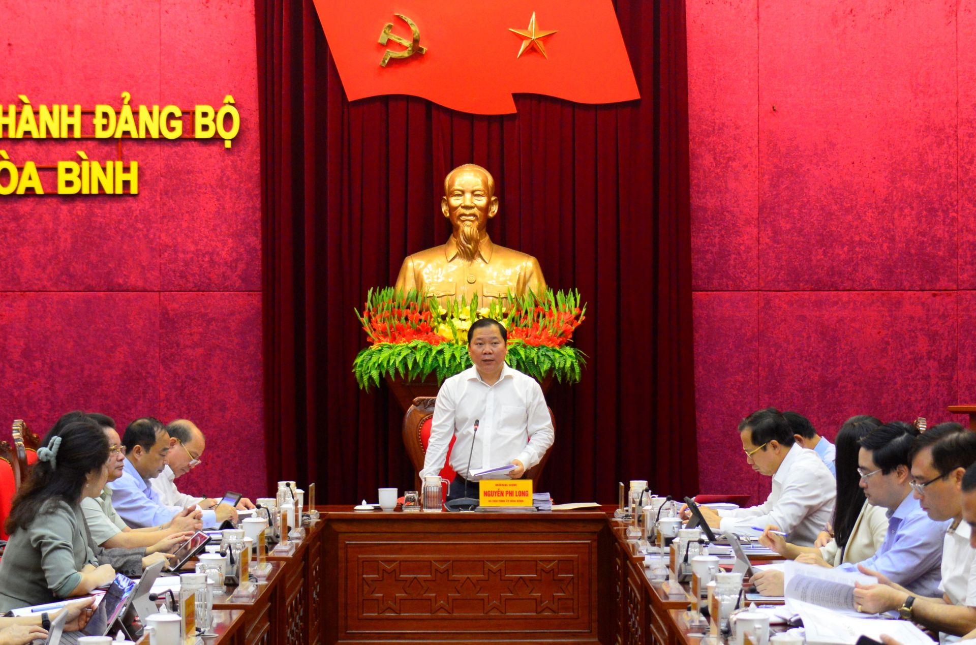 Bí thư Tỉnh ủy Hòa Bình Nguyễn Phi Long phát biểu tại hội nghị