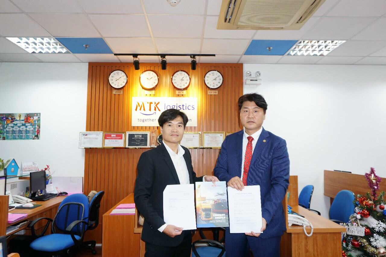 Ông Jonny Trần - Tổng Giám đốc MTK Logictics và ông  Kwon Jae Haeng - Chủ tịch  KVECC trao bản thỏa thuận hợp tác 2 bên.