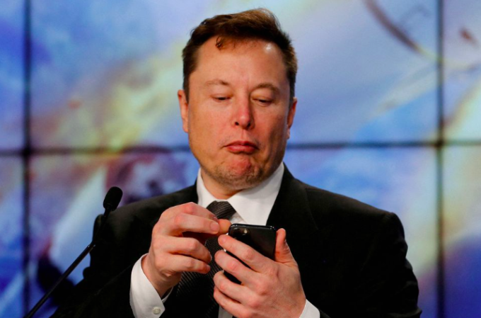 Biểu cảm của Musk khi nhìn vào smartphone tại một sự kiện ở Cape Canaveral, Florida năm 2020. Ảnh: Reuters